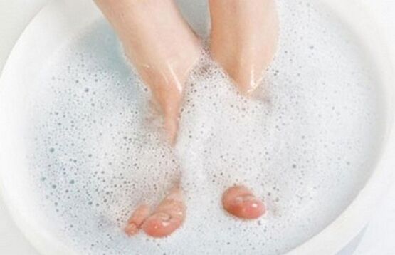 koupel nohou pro plísňové infekce
